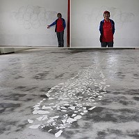 藝術家曹祥發在東莒中正堂發揮他的藝術創意,剝落在地的油漆塊成了他塑形的絕佳素材。(圖/文:林冰芳)