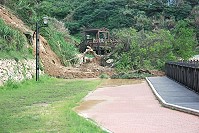 疑似連日大雨造成南竿福清步道坍方,目前縣府已全線封閉,待天氣好轉後立即搭設圍籬,並啟動邊坡修復工程。(圖/文:邱竟瑋)