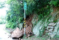 　坍方請小心。（圖／文：劉秋月）