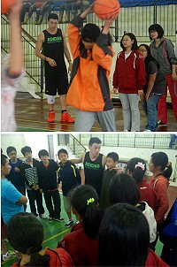 文化大學男子籃球隊隊長宋宇軒指導東引國中小學生打籃球。 (圖/文:陳其敏)