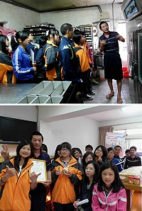 欣欣麵包店老闆林利民向學弟妹介紹各項設備及製作流程,並且免費招待好吃的麵包。(圖:東引國中提供)