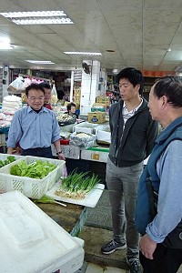 　為配合中央最新穩定物價政策，縣府消保官於日前會同建設局等業管單位人員，前往地區市場、商家查訪，同時向業者宣導穩定物價、維護民眾權益的政策與法令，以防止哄抬物價發生。（圖：連江縣消費者保護中心提供）