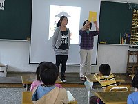 　介壽國中小自民國97年起推動「行動閱讀與行動說書」，培訓六年級學子巡迴各班演講，運用Powerpoint投影片，把分組整理的繪本講給各班同學聽，這是一個完整的閱讀、寫作與口語表達訓練。（圖：縣立介壽國中小提供）