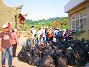 政府安排大陸閩江學院的100多名師生昨天參與珠螺淨灘,起出大量海漂垃圾,試圖喚醒兩岸環保意識。(圖/文:邱竟瑋)