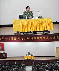 任指揮官對全體新進官士兵與相關幹部進行夏令期間軍紀安全宣教,會中任指揮官提醒在場所有人員,任何訓練與任務,務必按照準則與標準作業流程,執行時務必戒慎恐懼,以最謹慎的態度去面對工作。(圖/文:曾俊諺)