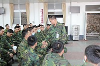 政戰副主任解上校以輕鬆談天方式,為剛到部弟兄一解思鄉之愁。(圖/文:游皓凱)