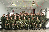 章指揮官與高登守備隊弟兄合照,期許成為一陸軍勁旅。(圖/文:傅仲賢)
