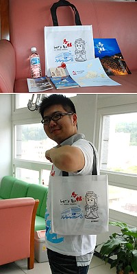 麗星郵輪寶瓶星號5月9日首航馬祖,縣府觀光局準備七寶袋迎賓,內有豐富旅遊資訊。(圖/文:邱竟瑋)
