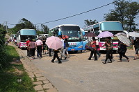 　昨天遊客爆量，大小遊覽車同時上北竿大澳山，小小空地已經無法停車、迴車。（圖／文：陳鵬雄）