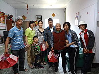 　鐵板社區發展協會訂購康乃馨及點心致贈給社區每一位媽媽，提前賀節。（圖：鐵板社協提供）