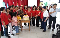 　桃園縣馬祖同鄉會7日於桃園縣馬祖會館舉辦母親節慶祝會，現場準備200朵康乃馨送給社區媽媽與老人，場面溫馨。（圖：桃園縣馬祖同鄉會提供）