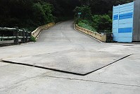 南竿志清電廠通往雲台山莊的坡度較陡,前兩天有民眾騎機車路過此處工地,煞車不及導致滑倒,疑似是因為照明不足所導致。(圖/文:邱竟瑋)