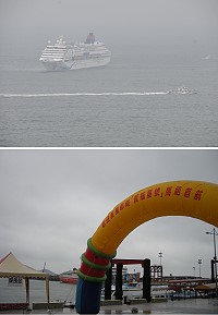 「寶瓶星號」馬祖遊首航行程,旅客今天暫時取消下船登島遊。該輪今天上午05:30駛抵馬祖海域,緩行在南北竿水道等候。縣府岸上歡迎佈置及工作均準備就緒,期待6月第二航次再來。(圖:陳鵬雄、本報採訪小組)