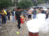 　消防局救災救護大隊北竿分隊利用回收之已逾期滅火器至學校指導學生操作。（圖：消防局北竿分隊提供）