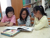 　馬祖閱讀推廣教育不遺餘力，圖為介壽國中小去年執行教育部與縣府教育局閱讀推廣工作的情況。小朋友在快樂中累積閱讀能力與興趣。（圖：介壽國中小提供）