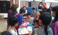 敬恆國中小歡慶母親節親職活動,製作地瓜餃及愛心物品義賣,現場歡樂聲不斷。(圖:敬恆國中小提供)