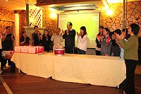 　指揮官任中將與志工媽媽們歡聚一堂，共同享受這溫馨美好的時刻。（圖／文：毛揚之）