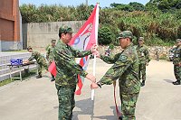 　任指揮官授旗予以代表隊官兵，勉勵發揮實力創造佳績。（圖／文：曾俊諺））