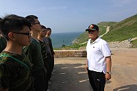政戰主任何上校對參與愛民打掃弟兄進行勤前教育,東引鄉馮鄉長亦特地前往后澳巡視,對指揮部及官兵弟兄愛民助民整理環境表示感謝。(圖/文:邱偉倫)