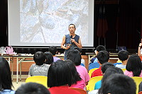 　台北市教育局自然科學輔導團指導老師蘇盛雄，昨天為塘岐國小師生上一堂內容精彩的自然課。（圖／文：陳鵬雄）