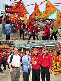東引鄉「白馬尊王廟」大陸福州鱔溪祖廟進香及赴廣西桂林遊覽活動啟程,秘書長劉羽茵特別代表縣長楊綏生前往致意及致贈程儀,預祝東引鄉親此行順利圓滿平安。(圖/文:曹重偉)