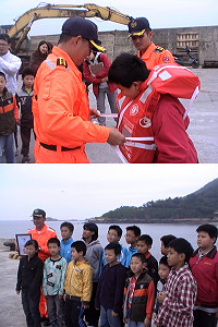 海巡隊展現親民一面,莒光分隊特別配合敬恆國中小戶外教學,親切接待小貴賓們,並開放來訪師生登上警艇參觀,場面熱鬧又有趣。(圖:馬祖海巡隊提供)