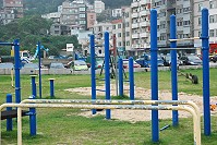 南竿福澳港海巡大樓前公園部分遊樂設施疑遭海風侵襲,油漆剝落,也產生了繡蝕現象,居民建議定期刷漆維護。(圖/文:邱竟瑋)