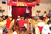 縣長楊綏生出席參加農民節慶祝大會,鼓勵農民轉型,多種植高經濟價值作物,高舉酒杯一洗大家終年的辛勞,也拉近與農友間的情感。(圖/文:曹重偉)