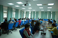 　縣長楊綏生昨天前往介壽國中小與教職員共進午餐，隨後並進行交流座談會，除了針對校內需求進行瞭解外，也說明近來縣府在交通上的努力與作為。（圖／文：劉秋月）