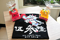 配合生肖龍年,第9屆「531世界禁菸日-健康上籃」籃球賽吉祥物就是威風凜凜的「閃電龍」,贈品主要是紀念T恤,而國小高年級以下的小朋友只能領取「龍毛巾」;預定16:00開始發放,歡迎鄉親踴躍前往加油。(圖/文:曹重偉)