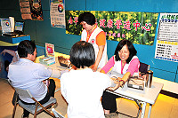 為鼓勵民眾注意自身的血壓及肺結核宣導,南竿社區健康營造中心特配合健康上籃期間設攤,為前往觀戰的球迷提供免費測量血壓、腰圍及結核病健康宣導等服務,歡迎民眾多加利用。(圖/文:曹重偉)