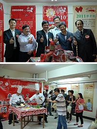 「馬祖紅了,紅糟美食特色產業輔導計畫」在枕戈待旦辦理成果展,展出各式紅糟特色商品,讓所有來賓都舉起大拇指說「讚」;另外來自台灣的兩位大廚,現場示範多道以紅糟入菜的新料理,讓大家一起嚐鮮。(圖/文:劉秋月)