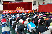 　國際佛光會中華總會馬祖分會昨天舉辦「馬祖地區2012年孝親報恩瑜伽焰口法會」，在法師的引領下隨文經頌，藉法會殊勝功德護佑眾生，讓社會充滿祥和平安。（圖／文：劉秋月）
