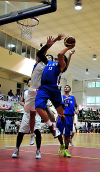 光啟高中不畏懼衛教聯隊長人陣,奮勇切入取分,3連勝威風八面。(圖/文:曹重偉)