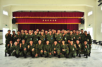莒指部指揮官黃將軍,於東莒中正堂主持5、6月份屆退官兵座談,會後與東莒機步連、砲二連弟兄合影留念。(圖/文:黃俊勝 )