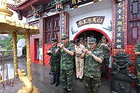 指揮官賀將軍與各級幹部焚香祝禱,誠心祈求神明護佑東引全體軍民平安。(圖/文:王敏旭)