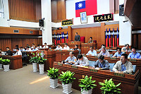 連江縣議會第5屆第5次定期大會昨天正式開議,議長陳貴忠致開議詞,對縣府團隊努力將馬祖從微型商業轉為以觀光導向的發展趨勢給予肯定。(圖/文:曹重偉)