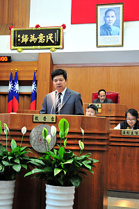 縣議會定期大會由縣長楊綏生進行施政報告暨說明,再由出席議員依序提出質詢。(圖/文:曹重偉)