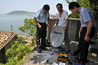 　NCC技術人員協助大坵島住戶安裝衛星節目接收設備，改善偏遠離島電視收訊問題。（圖／文：陳鵬雄）