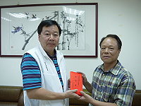  　金龍輪15日搭載東引進香團航行意外事件，造成團員驚嚇海上旅程，長億海運理事陳書朝代表致送慰問金，由進香團總幹事張永江議員代表廟主委林耀宏接受。（圖： 長億海運公司提供）