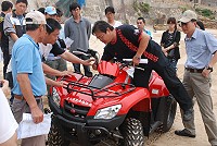 配合社區的海灘認養計畫,環保局引進6輛沙灘清潔車,昨天在仁愛沙灘首次上陣。(圖/文:邱竟瑋)