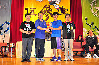第9屆「健康上籃」個人獎項揭曉,MVP是由冠軍隊伍連江縣議會超級帥哥「神奇大頭」陳星宇獲得,在冠軍戰中表現過人,獨得33分扭轉局勢,獲得裁判一致青睞,獲獎實至名歸。(圖/文:曹重偉)