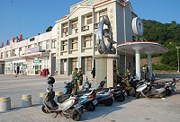 　福澳港島際交通船碼頭景觀鋪面已完成，阻車柱雖然發揮功能，但阻車柱外側的隨意停車，依然造成民眾進出的困擾，更有礙觀瞻。（圖／文：劉秋月）