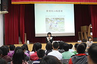 　東莒國小邀請到重度視障者莊靜潔以「最後一堂生命的課~相信生命價值的奇蹟」為主題，分享她以僅剩的0.02視力努力完成學業，感受幸福生活的歷程。（圖／文：林冰芳）