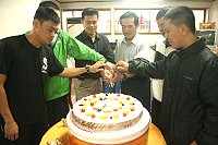 章指揮官與五月份壽星一同切壽糕。(圖/文:羅健倫)
