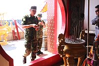 指揮官賀將軍率領幹部一同焚香祝禱,誠心感謝神明護佑東引全境軍民,並祈求神明繼續保佑風調雨順、國泰民安。(圖/文:蔡耀緯)