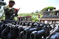 莒指部砲二連官兵弟兄皆用心保養各級武器裝備。(圖/文:黃俊勝)