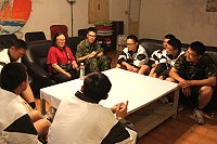 志工媽媽以風趣的談話和真摯的關懷,帶給防空連弟兄歡笑與溫暖。(圖/文:蔡耀緯)