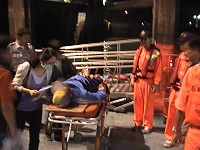 25日晚間曹姓老翁不慎摔倒,因東莒衛生所內X光機洗片系統故障,無法進行後續診療,莒光海巡隊得知消息後,義務支援護送老先生至南竿縣立醫院就診。(圖:莒光海巡隊提供)