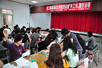　新移民女性關懷協會「手工包DIY」製作研習歡樂登場，考驗婆婆媽媽們的基本功，大家用一針一線慢慢縫出自己的得意作品，相當有成就感。（圖／文：曹重偉）